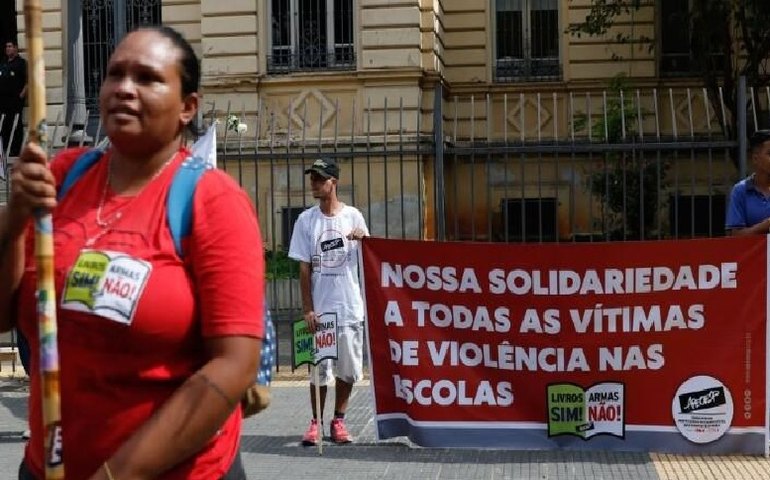 Em ato contra a violência, professores criticam condições de trabalho