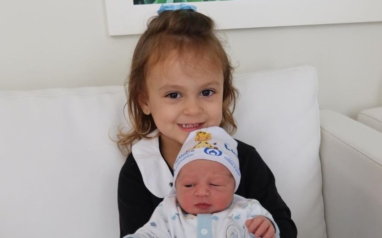 Tata Estaniecki anuncia nascimento do segundo filho e diz que família 'está completa'