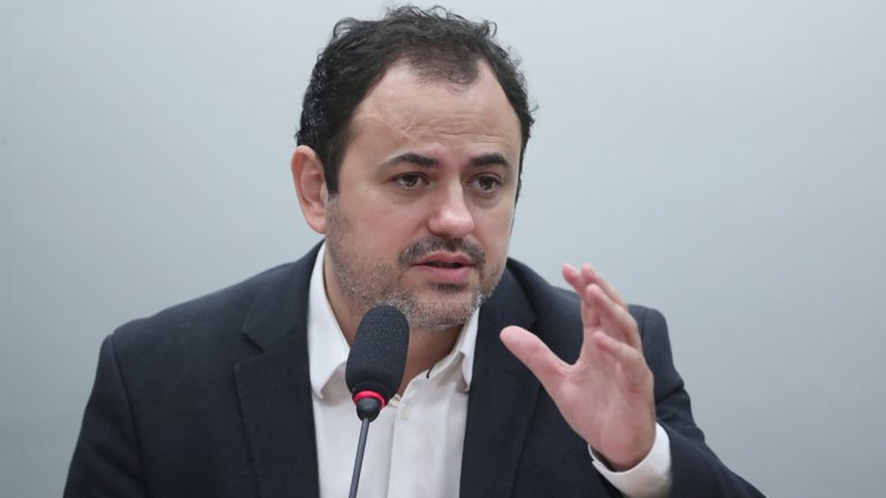Glauber Braga evita cassação e é suspenso por seis meses após agressão a militante