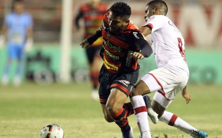 Náutico perde pênalti e só empata com o Criciúma debaixo de chuva na Série B