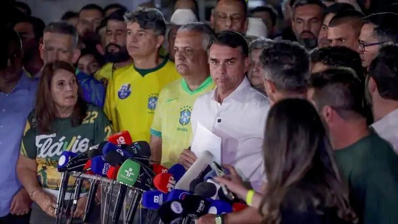 Governo argentino nega que Flávio Bolsonaro tenha pedido asilo político