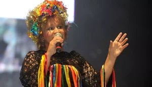 Amorosa celebra 39 anos de carreira com show em Aracaju nesta quarta-feira