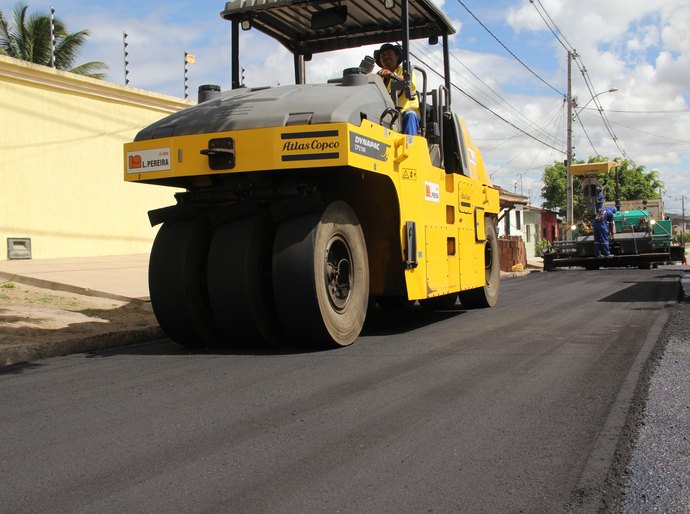 Arapiraca: Mais 2 ruas recebem 14 mil m² de asfalto no bairro Cacimbas