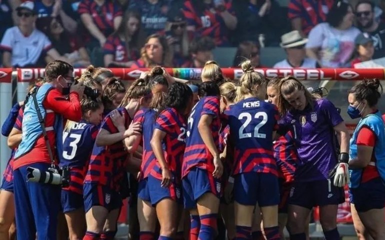 Seleções masculina e feminina de futebol dos EUA dividirão igualmente premiações