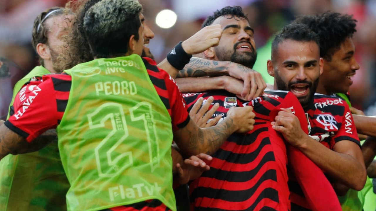 Flamengo goleia Athletico-PR e segue à caça do líder Palmeiras no Brasileiro