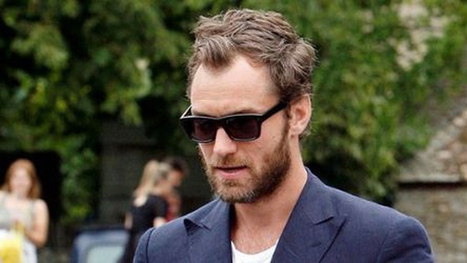 Jude Law abre processo e acusa tabloide de grampear seu celular