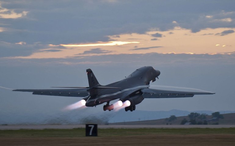 Força Aérea dos EUA pode desistir dos bombardeiros B-1B devido à Rússia e China, diz revista