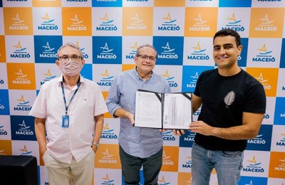 Prefeito JHC entrega alvará ao Grupo Mateus para gerar 700 empregos em Maceió 