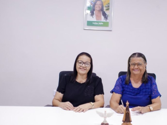 Prefeita Tia Júlia e secretária de Educação Renilda Pereira anunciam pagamento de rateio da educação em Palmeira