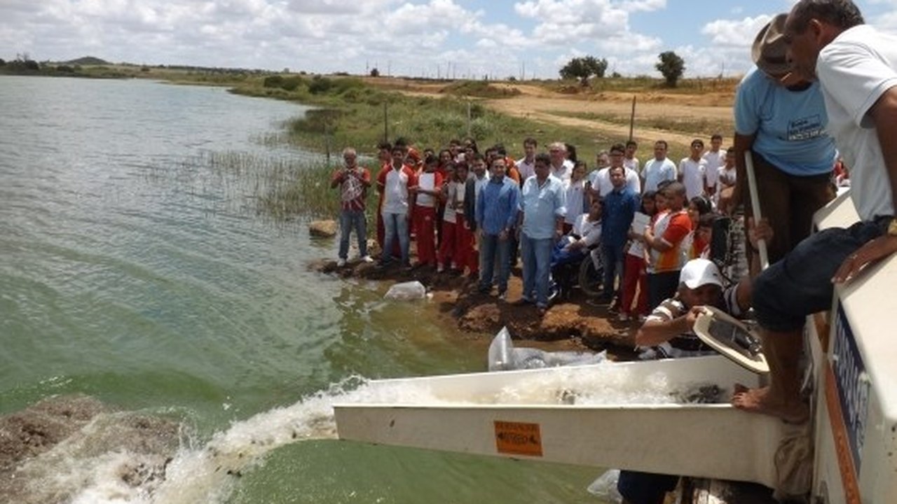 Lago da Perucaba, em Arapiraca, recebe 200 mil alevinos