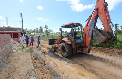 Prefeitura inicia obra de pavimentação em mais uma rua de Taperaguá, em Marechal