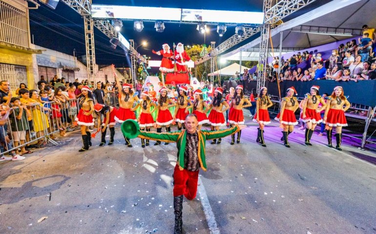 Parada Natalina reúne milhares no Bosque das Arapiracas e contagia população