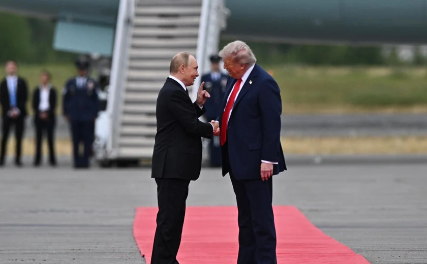 Encontro de Putin e Trump pôs fim a tentativa de isolamento russo iniciada por Biden, nota analista