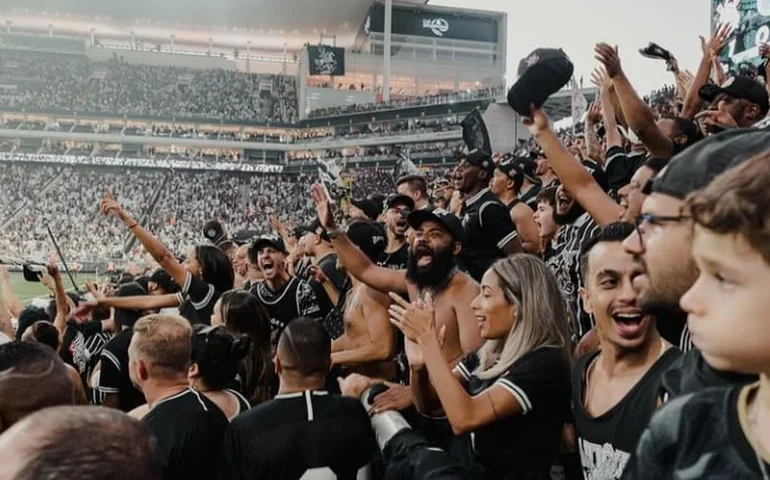 Torcida do Palmeiras protesta após eliminação: 'Fora, Abel', 'cabeça vazia, fralda cheia'