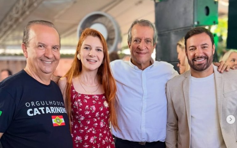 Polêmica no PL: exclusão de Carlos Bolsonaro de foto gera troca de críticas entre deputados