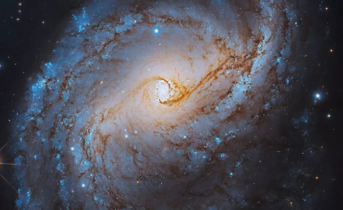 Imagem registrada pelo Telescópio Hubble da NASA mostra a galáxia Seyfert NGC 6951