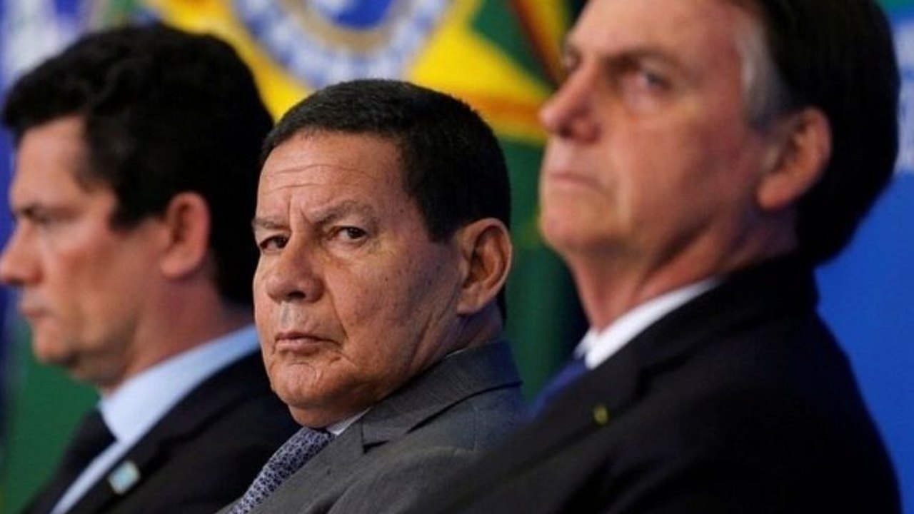 Mourão amplia distância de Bolsonaro ao elogiar Zelensky e acenar para Boric