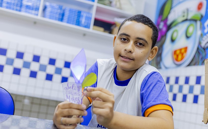 Alunos de escola municipal produzem presentes tecnológicos na aula de robótica