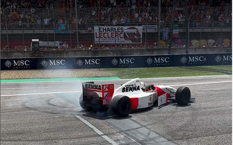 Tetracampeão mundial da Fórmula 1, Sebastian Vettel usa capacete em homenagem a Ayrton Senna no GP de Ímola