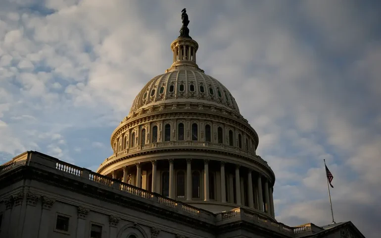Senado dos EUA investiga vazamento de planos de guerra por engano por cúpula da Casa Branca