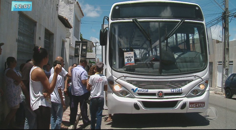 Estudante cai de ônibus escolar em Aracaju