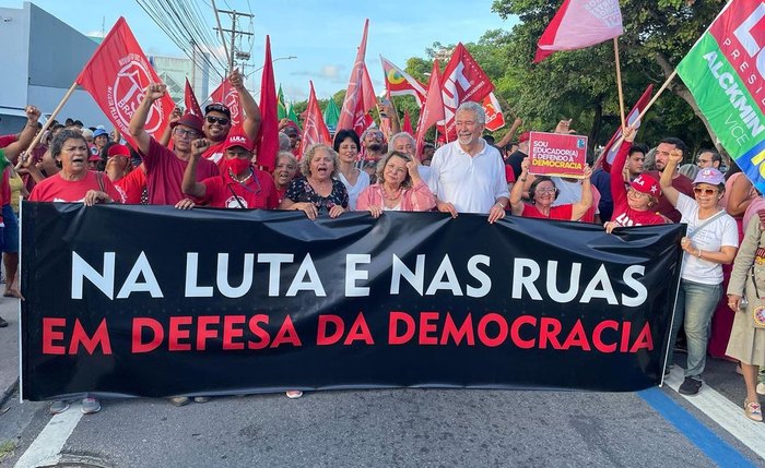 ﻿﻿Com bandeiras, cartazes e faixas, os manifestantes saíram às ruas