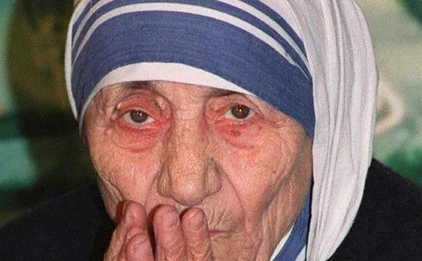 Papa aprova canonização de madre Teresa de Calcutá