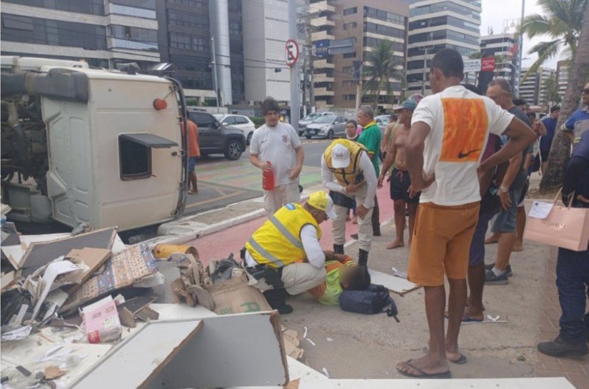 Ronda no Bairro presta primeiros socorros a motorista após tombamento de caminhão na Ponta Verde