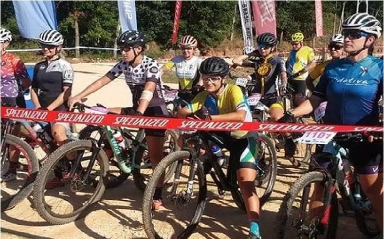 Casal que adotou bebê encontrado no lixo usa ciclismo para mudar a vida de jovens