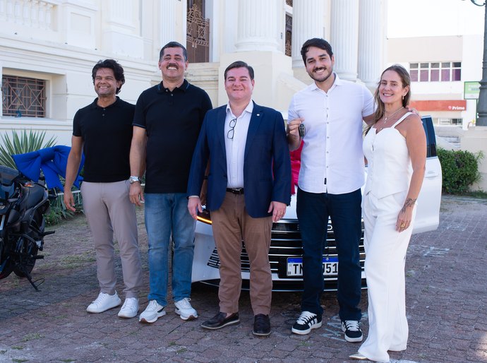 Associação Comercial entrega carro e moto aos ganhadores do Natal Premiado