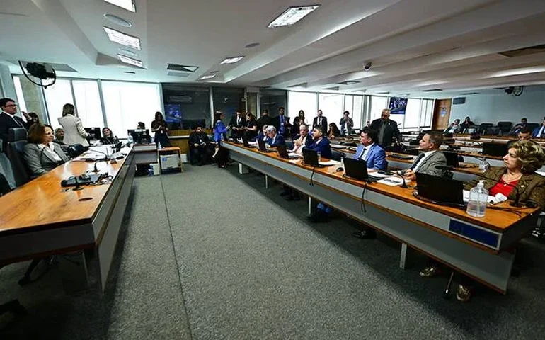 Projeto impede cancelamento de plano de saúde para pacientes com câncer