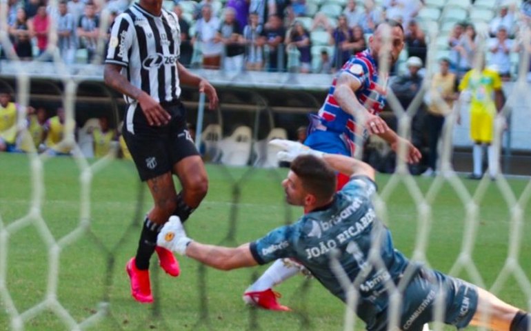 Fortaleza vence clássico-Rei e, enfim, deixa a zona de rebaixamento
