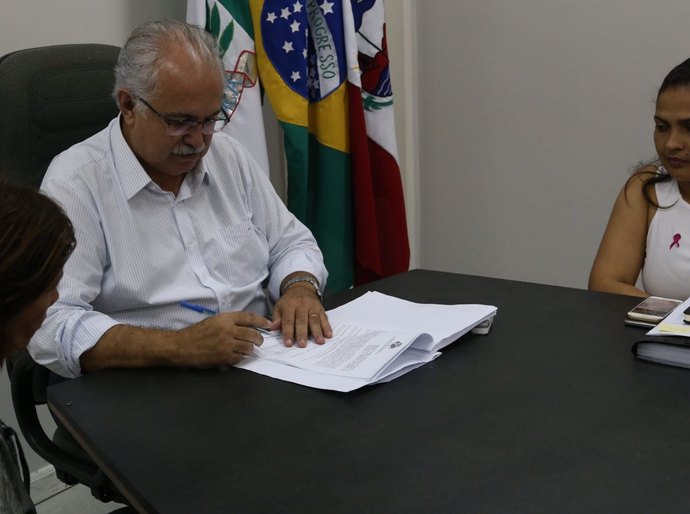 Teófilo garante compra de abacaxis para alunos da Rede Municipal de Arapiraca