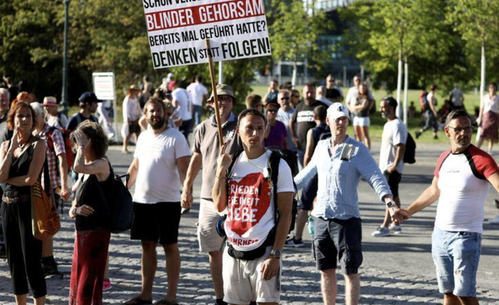 Manifestação em Berlim contra restrições impostas pelo governo para conter o coronavírus