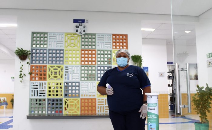 Escolas estão equipadas com EPIs, totens de higienização das mãos com álcool ge