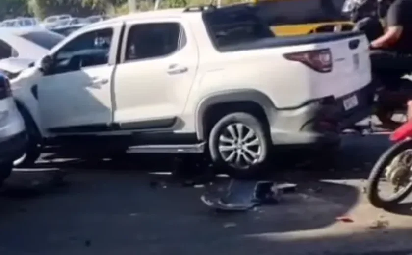 Engavetamento deixa trânsito lento no Tabuleiro dos Martins, em Maceió