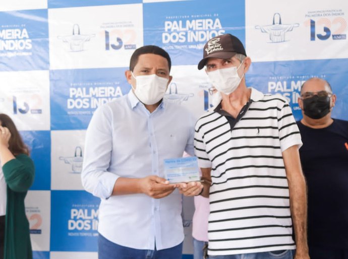 Prefeito Júlio Cezar entrega aparelhos ortopédicos e equipamentos para unidades de saúde