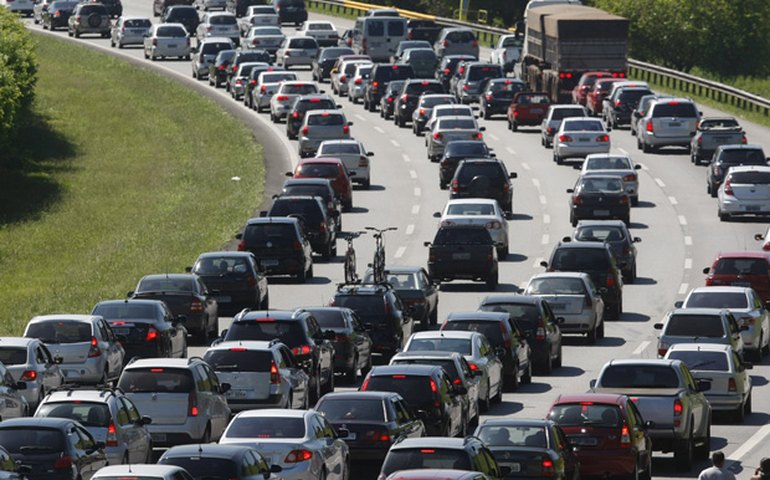 Fluxo de veículos em estradas com pedágio fica estável em abril, diz ABCR