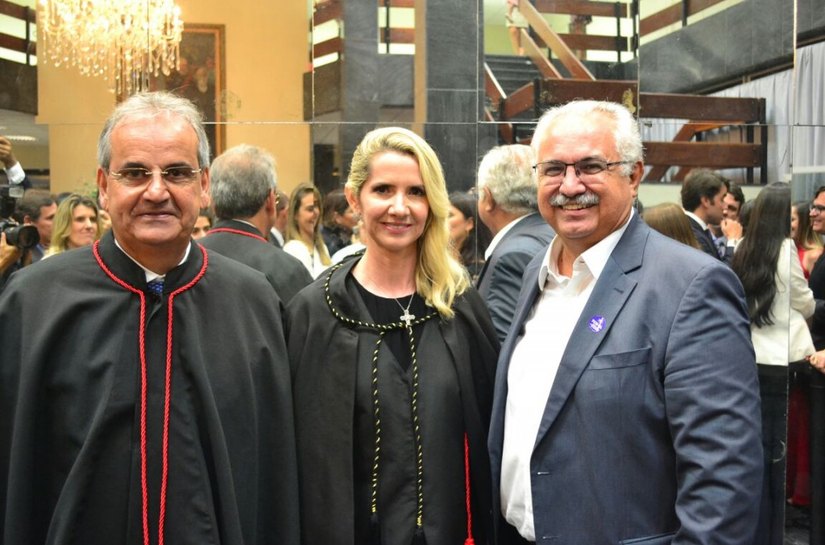 Prefeito de Arapiraca acompanha solenidade de posse da presidente do TCE/AL