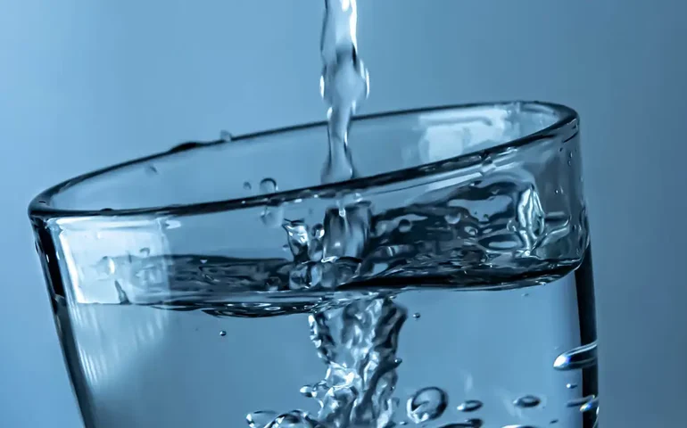 'Água mais pura do mundo' produzida no Brasil vai a leilão por R$ 5,4 mi; saiba onde é captada