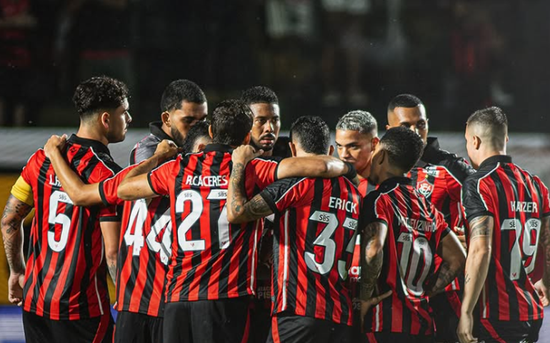 Vitória e Sport empatam em clássico nordestino com gols na reta final no Barradão