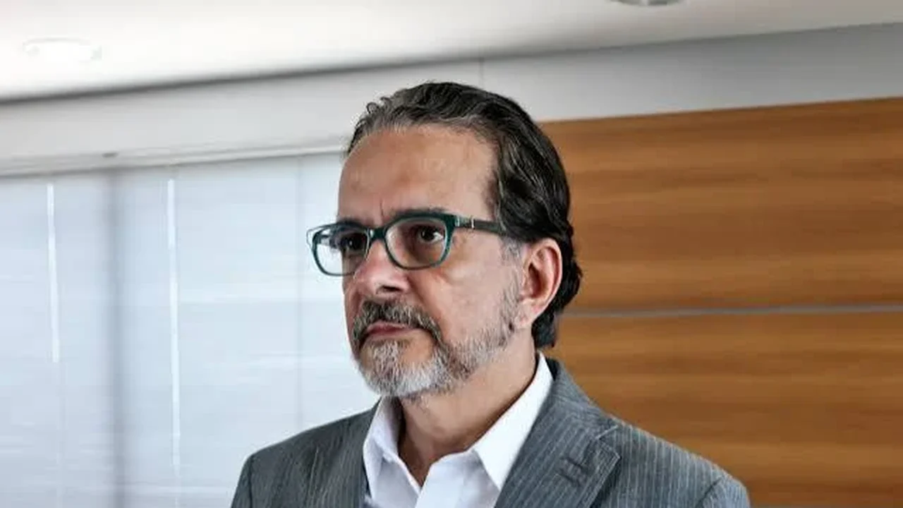 Grau de rejeição às instituições é elevado hoje, mas bem inferior a 2018, aponta Lavareda