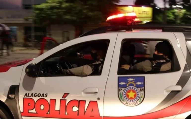 Homem tenta matar esposa com óleo de cozinha e isqueiro em Arapiraca; vítima escapou e acionou a PM