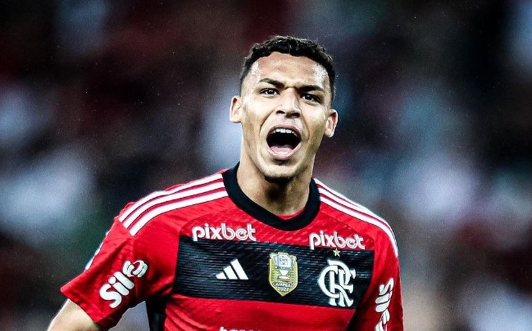 Flamengo anuncia a renovação de contrato do meia Victor Hugo por cinco temporadas