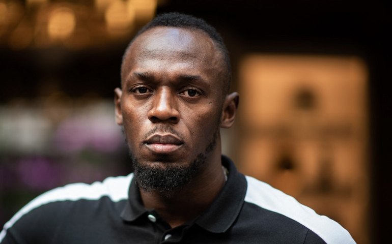 Usain Bolt sofre grave lesão e sai de maca em futebol com Roberto Carlos, Del Piero e outros famosos