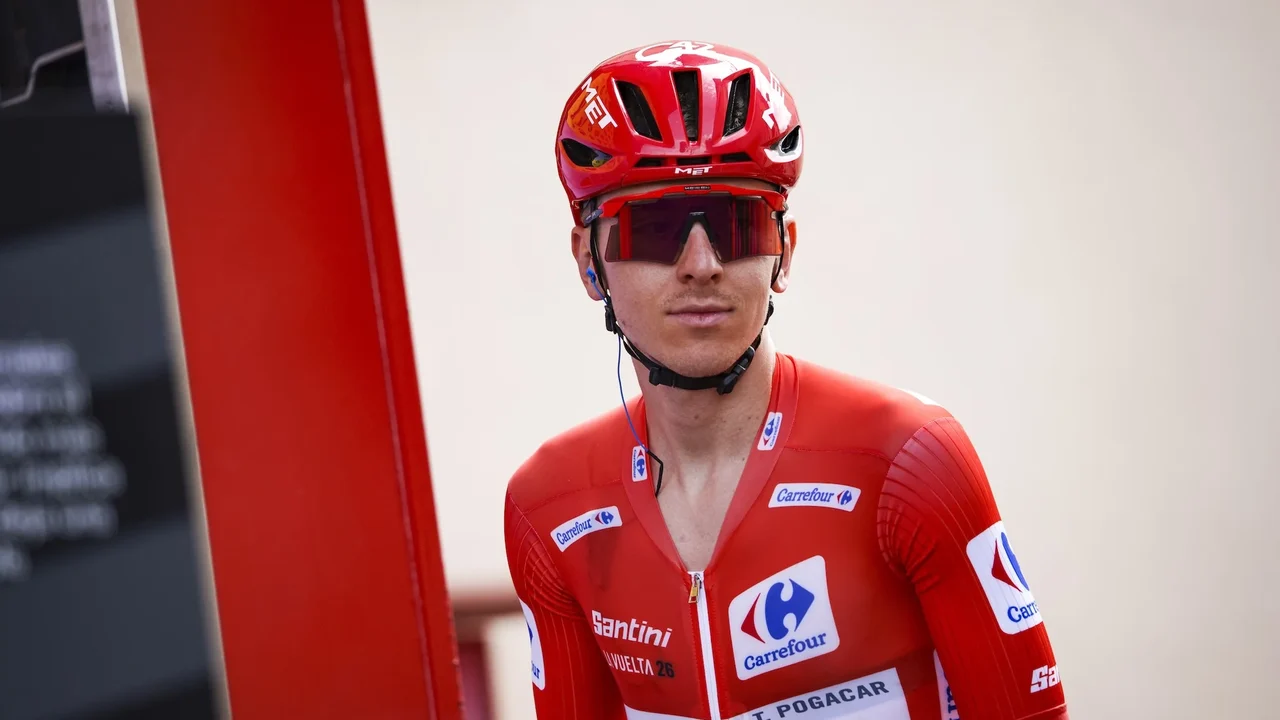 Lenda do ciclismo, Pogacar erra, sofre queda forte e, sangrando, abandona a Volta da Espanha