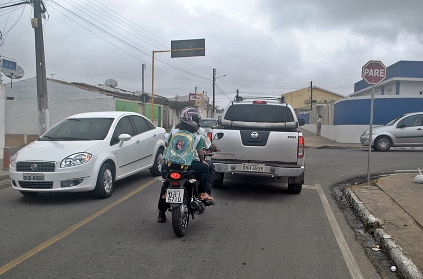 Cruzamento é sinalizado e melhora fluxo da Rua São João em Arapiraca
