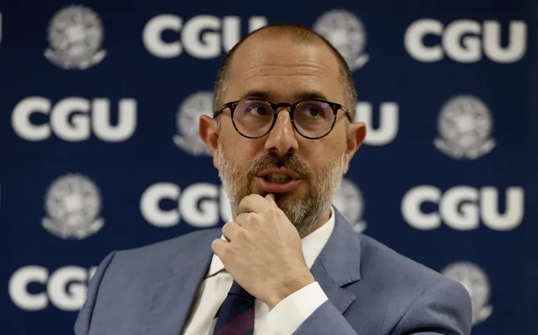 Ministro da CGU diz que não há amparo legal para venda de presentes de Estado