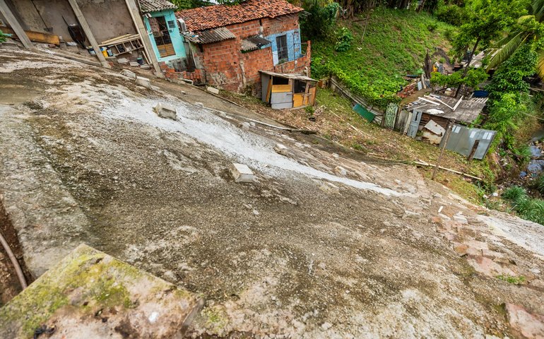 Obra pioneira de contenção definitiva de encosta elimina área de risco no Jacintinho
