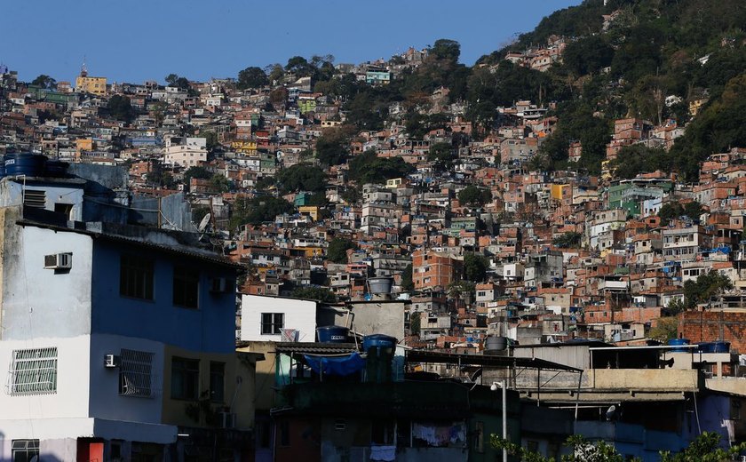 População de favela é mais negra e jovem que restante do país